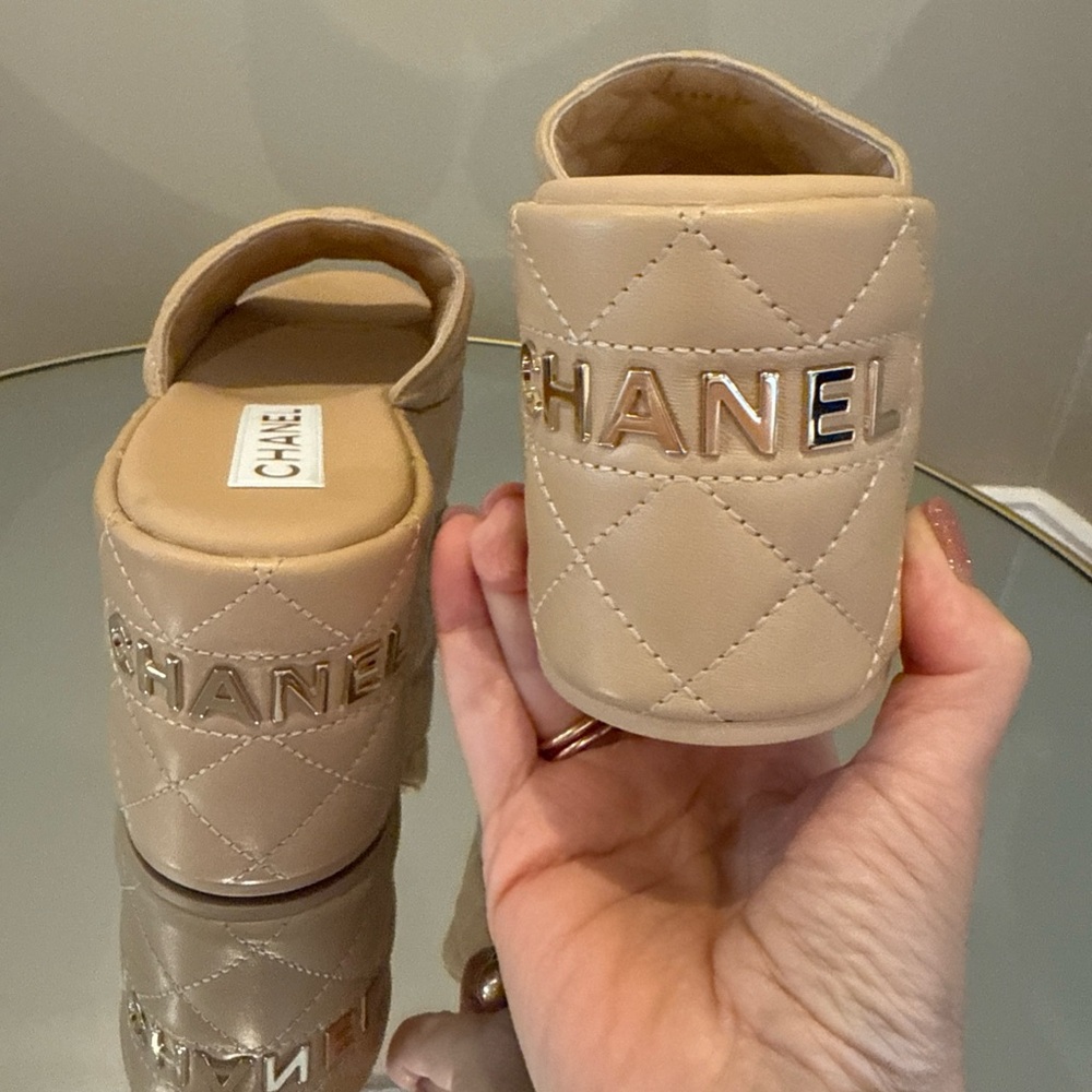 CHANEL Dad sandals  CC Interlocking logo platform quilted lambskin mules sz 41